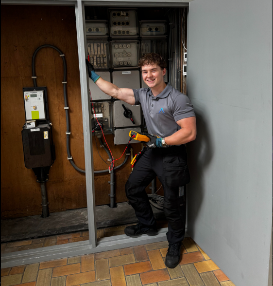 Jarno de Mooij van Ampora Installaties bij een elektrische installatie